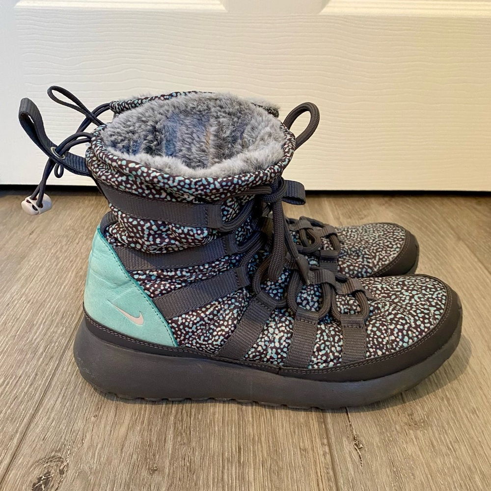 Nike Women's Roshe Run Sherpa Lined Winter Sneaker Boots - Gray and Mint Size 7